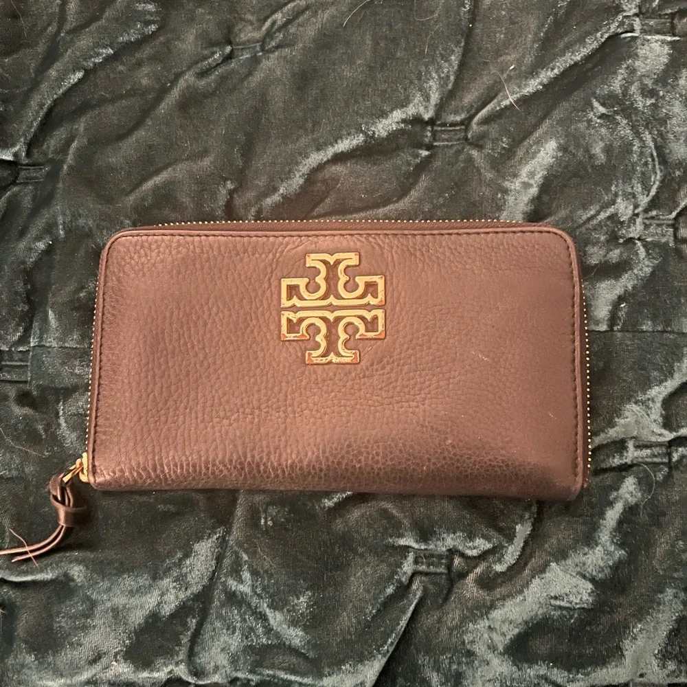 Tory Burch Black and Gold Zippy Wallet